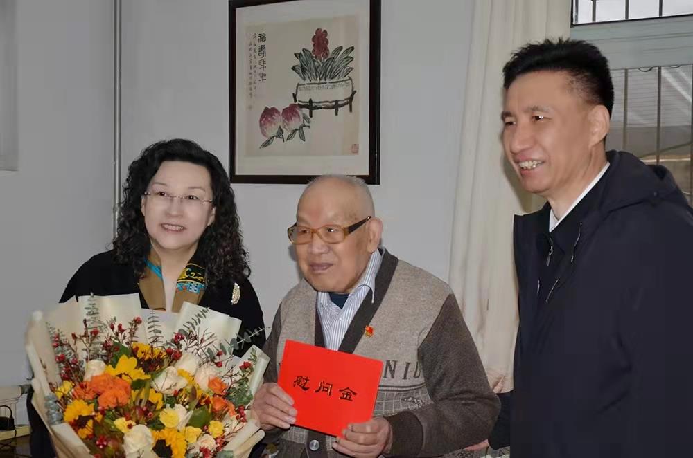 濟(jì)南產(chǎn)發(fā)集團(tuán)黨委副書記、總經(jīng)理黃蓓走訪慰問離休老干部、老黨員